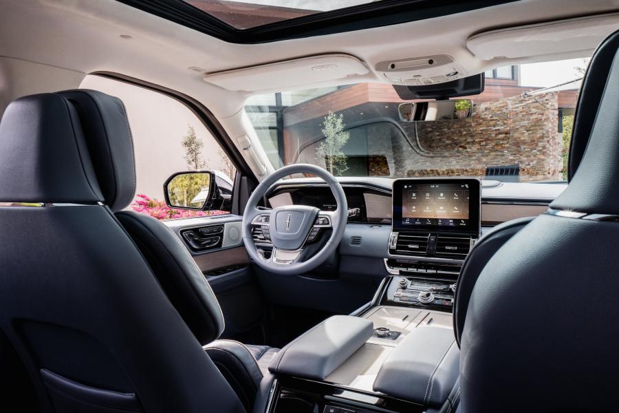 Интерьер Lincoln Navigator Black Label 2017 года  (фото 19 из 52)